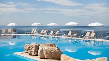 Inomhuspool, en säsongsöppen utomhuspool, parasoller och solstolar