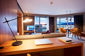 Minibar, in-room safe, desk, laptop workspace - Dubrovnik Palace (Dubrovnik)