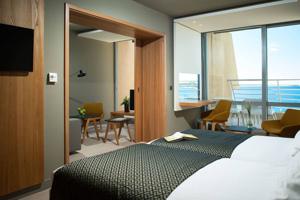 Minibar, Zimmersafe, Schreibtisch, laptopgeeigneter Arbeitsplatz