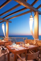 4 restaurantes; se sirve desayuno, almuerzo y cena; mariscos