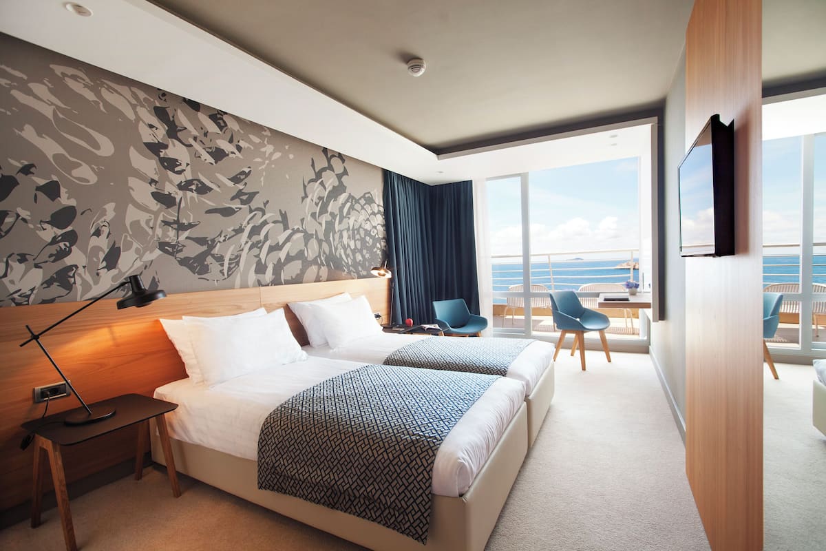 Women's day special in superior sea view balcony room | 迷你吧、客房內保險箱、書桌、筆電工作空間