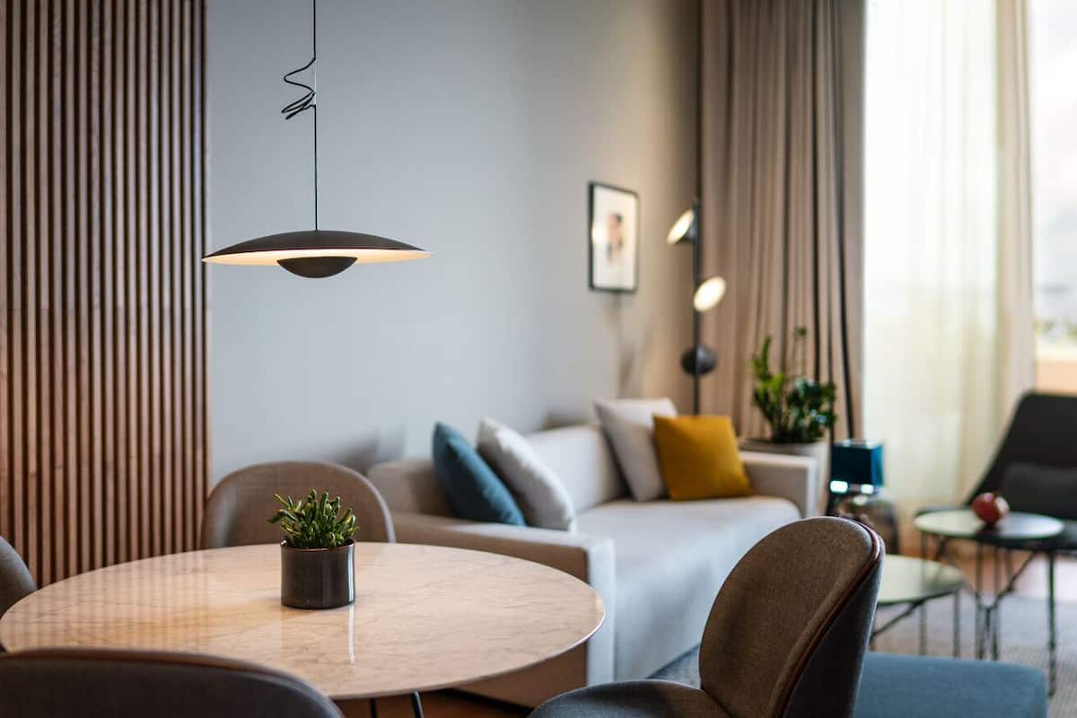 Ambassador Suite, Balcony, Sea View | 迷你吧、客房內保險箱、書桌、筆電工作空間