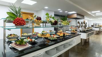 3 間餐廳,供應早餐、午餐和晚餐,義大利料理