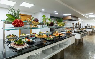 3 restaurantes; se sirve desayuno, almuerzo y cena; cocina italiana