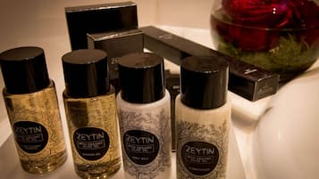 Ett urval av Zeytins produkter, inklusive schampo, duschgel, kroppslotion och balsam.