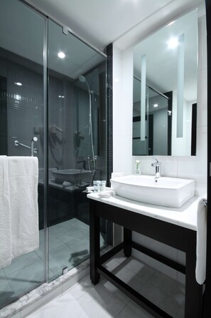 Premium bedding, Select Comfort beds, in-room safe, desk - Golden Tulip El Mechtel (Tunis)