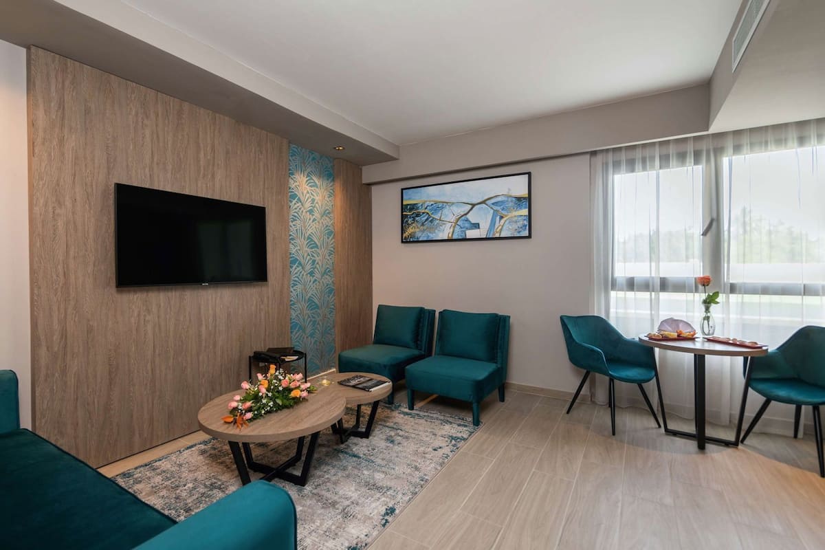 Wohnbereich | 42-Zoll-Smart-TV mit Satellitenempfang, Fernseher, Pay-TV