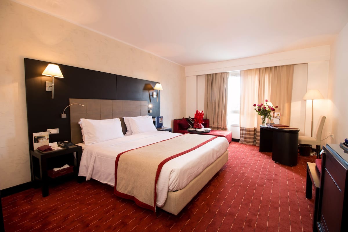 Hochwertige Bettwaren, Select-Comfort-Betten, Zimmersafe, Schreibtisch