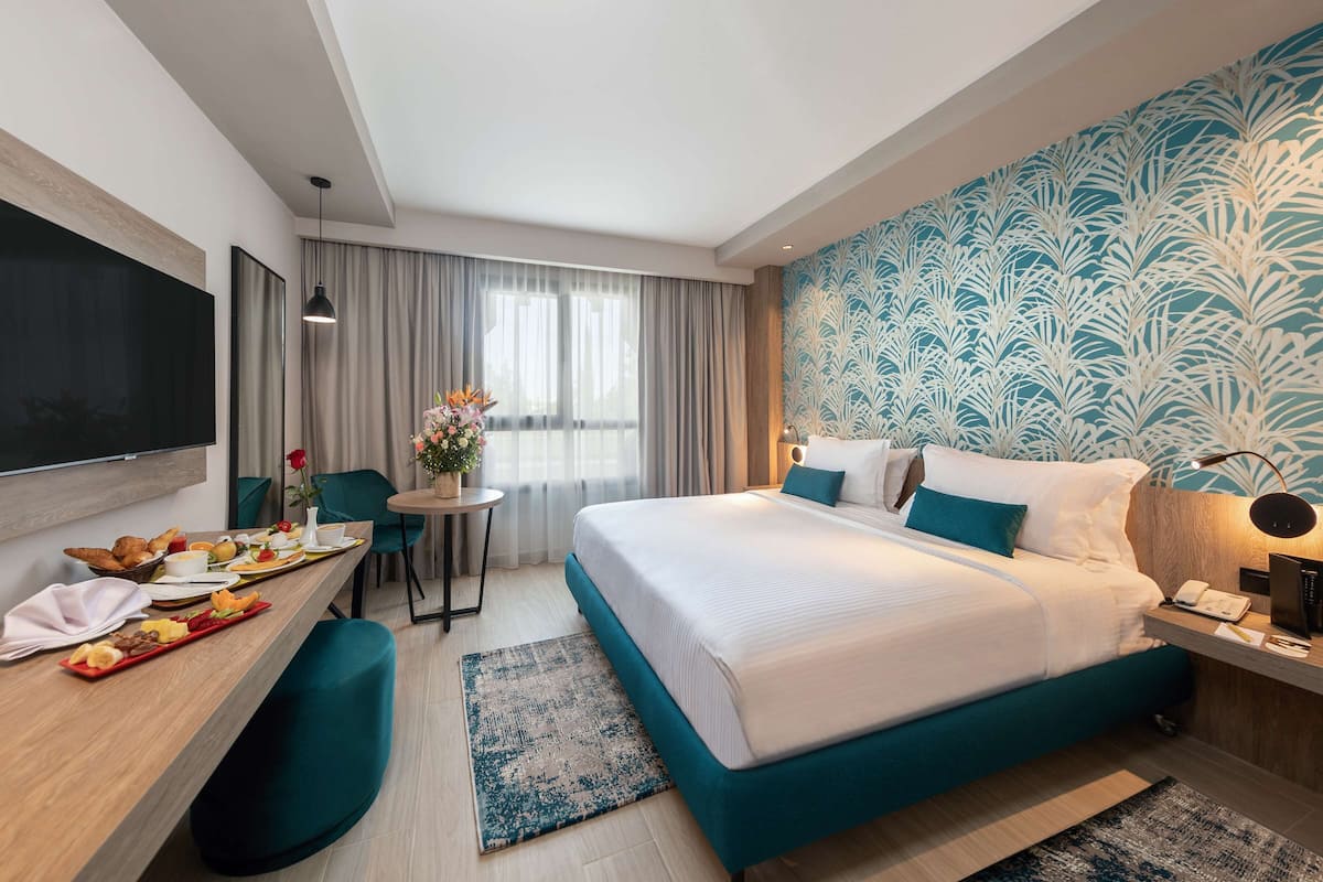 Hochwertige Bettwaren, Select-Comfort-Betten, Zimmersafe, Schreibtisch