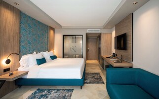 Business Room, 1 King Bed | Premium bedding, Select Comfort beds, in-room safe, desk