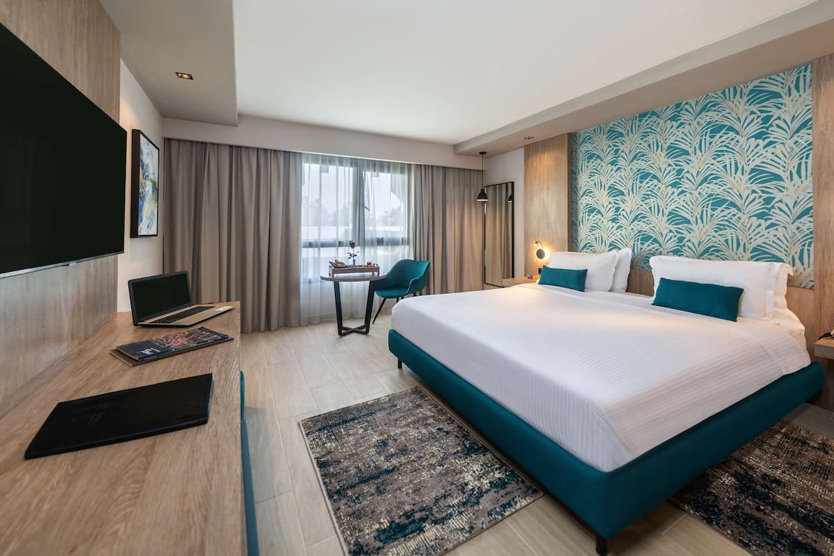 Hochwertige Bettwaren, Select-Comfort-Betten, Zimmersafe, Schreibtisch