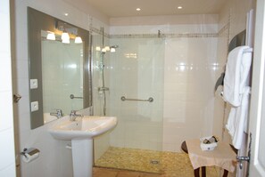 Superior Double Room | Bathroom | Free toiletries, hair dryer, towels, toilet paper - Mas des Figues (St.-Rémy-de-Provence)