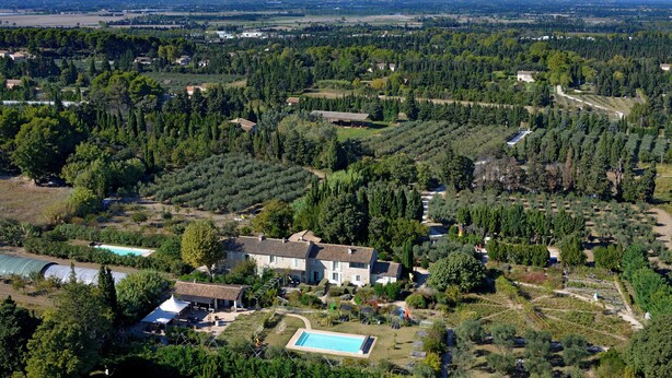 Una extensa propiedad con piscina, varias construcciones y amplios jardines.