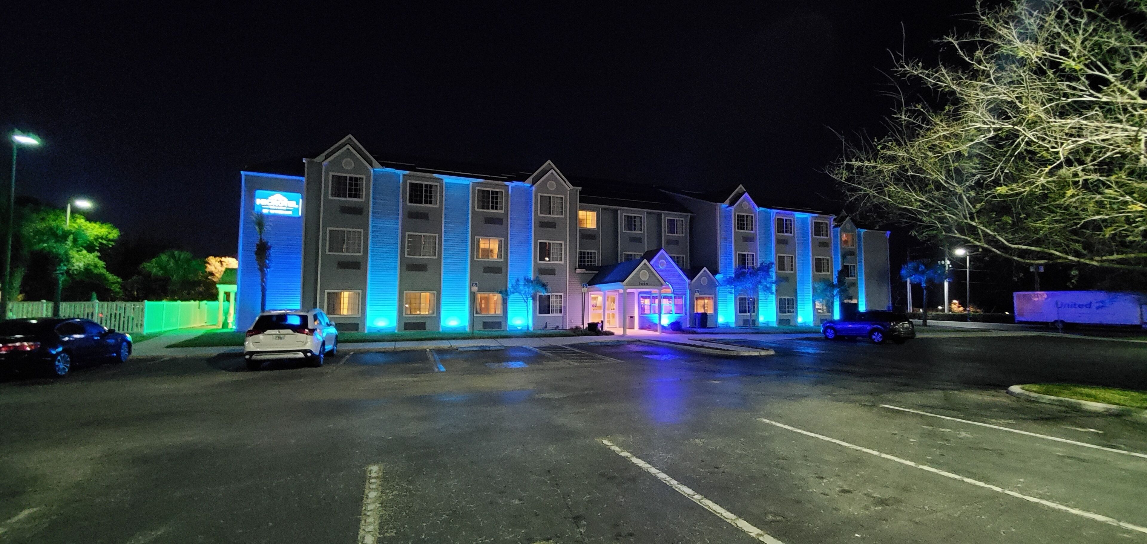 Bagian depan properti - sore/malam