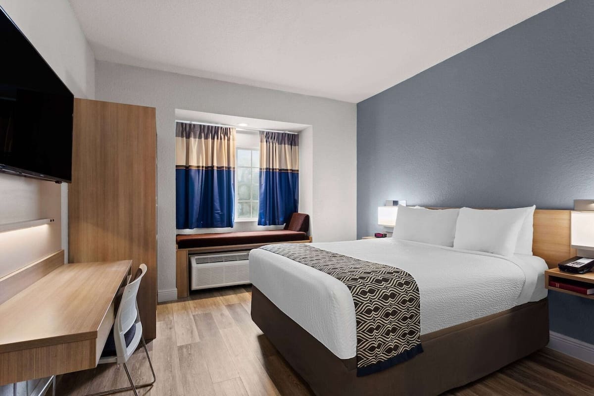 Ropa de cama de alta calidad, escritorio y cortinas blackout