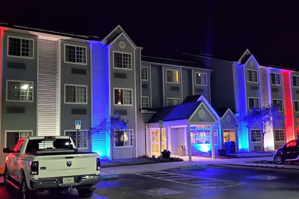 Voorkant accommodatie - avond/nacht