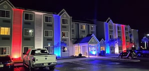 Front of property – evening/night - Microtel Inn & Suites by Wyndham Zephyrhills (Zephyrhills)
