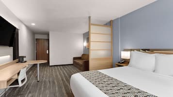 Studio Suite, 1 Queen Bed, Non Smoking | Premium bedding, desk, blackout drapes, iron/ironing board
