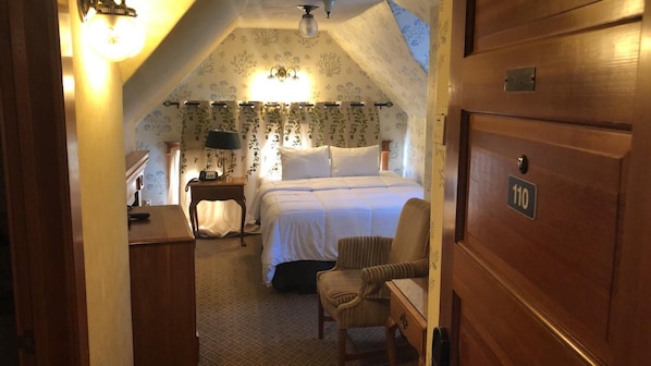 Standard Room, 1 Queen Bed