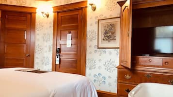 Exclusive Suite, 1 Queen Bed, Partial Ocean View | Premium bedding, iron/ironing board, free WiFi, bed sheets