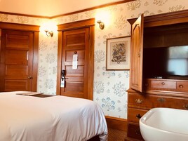 Exclusive Suite, 1 Queen Bed, Partial Ocean View | Premium bedding, iron/ironing board, free WiFi, bed sheets