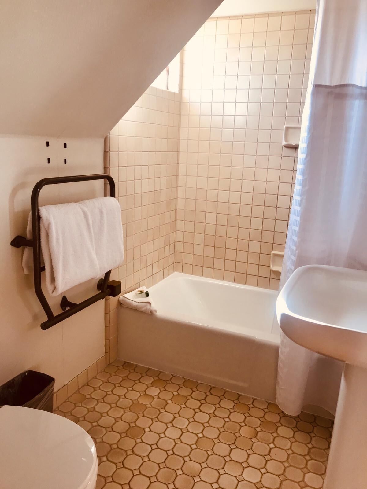 standard room, 1 queen bed | 1 bedroom, premium bedding, iron/ironing board, free wifi