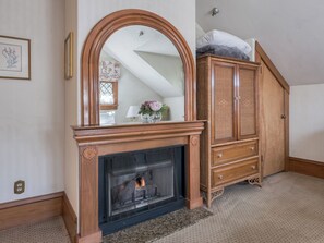 Exclusive Room, 1 King Bed | Premium bedding, iron/ironing board, free WiFi, bed sheets - Pacific Grove Inn (Pacific Grove)