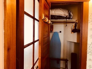 Suite exclusiva, 1 cama de matrimonio, vistas parciales al mar | 1 dormitorio y ropa de cama de alta calidad