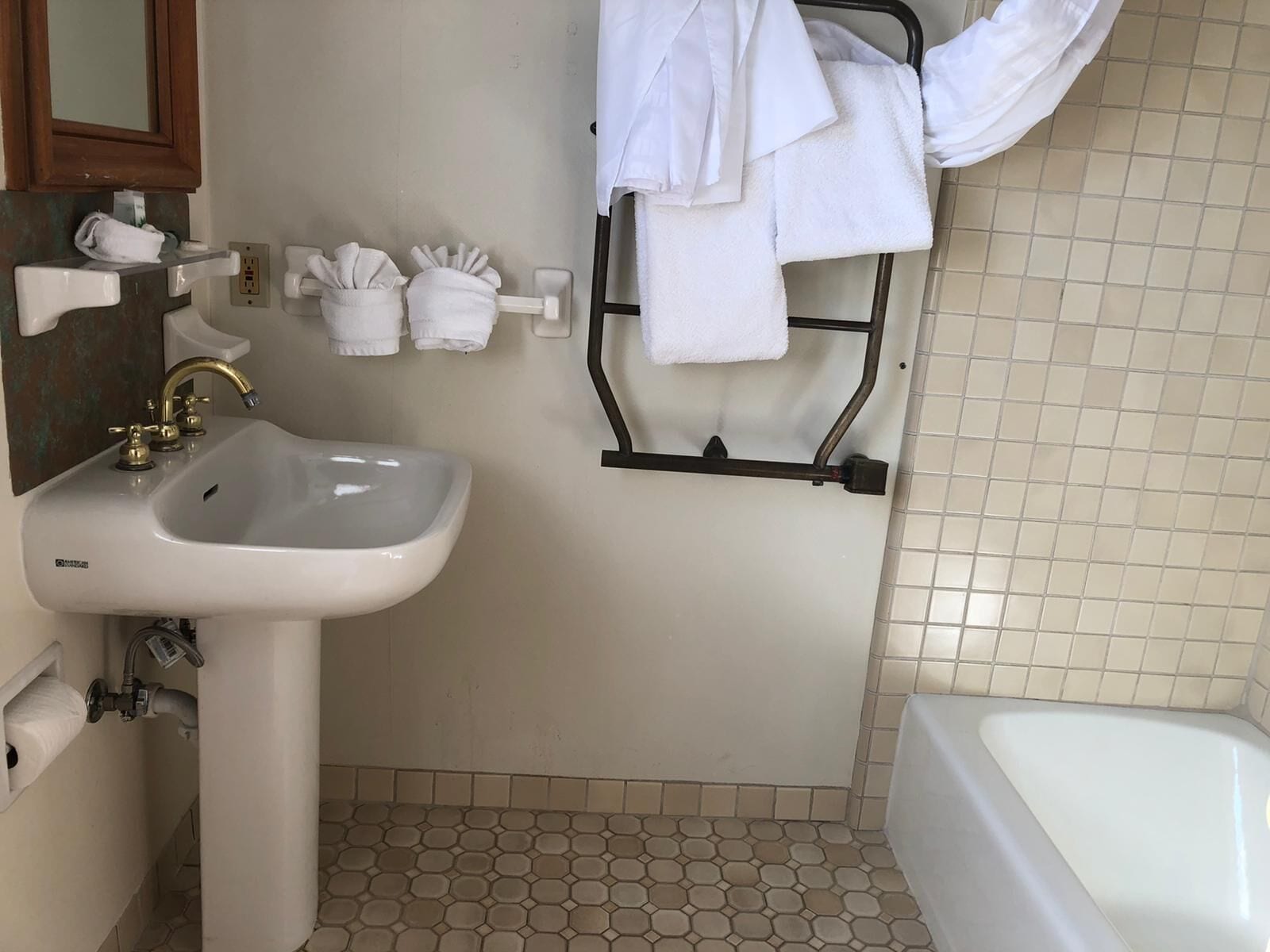 standard room, 1 king bed | 1 bedroom, premium bedding, iron/ironing board, free wifi