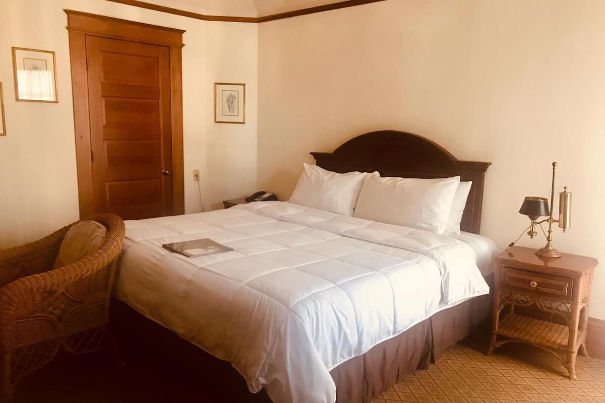 Standard Room, 1 King Bed