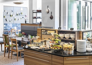 Colazione a buffet, servita tutte le mattine (23.50 EUR a persona) 