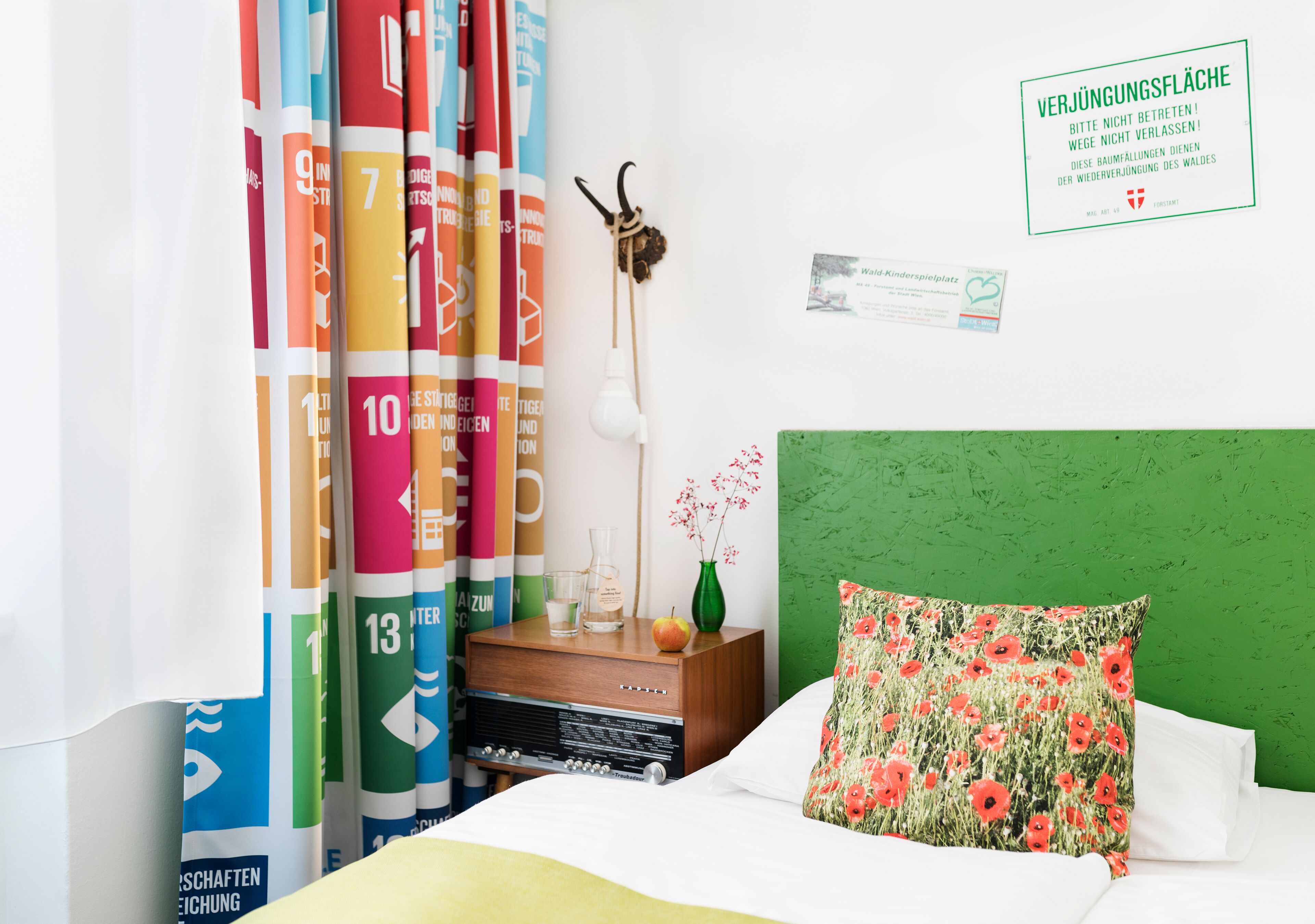Cozy Einzelzimmer zur Hofseite | Roupas de cama antialérgicas, cofres nos quartos