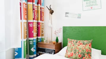 Cozy Einzelzimmer zur Hofseite | Roupas de cama antialérgicas, cofres nos quartos