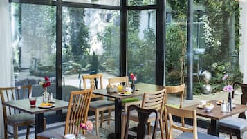 Colazione a buffet, servita tutte le mattine (24 EUR a persona)