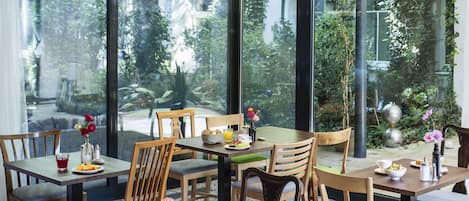 Colazione a buffet, servita tutte le mattine (24 EUR a persona)