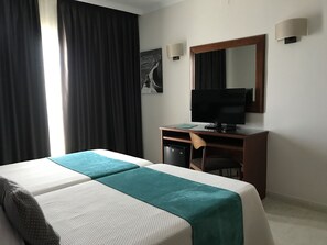 ตู้นิรภัยในห้องพัก, โต๊ะทำงาน, ห้องเก็บเสียง, Wi-Fi ฟรี