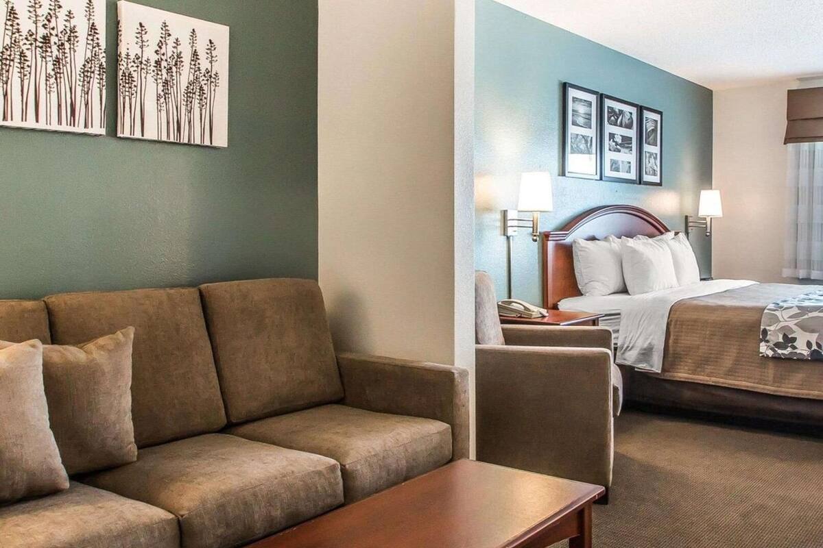 Desk, iron/ironing board, WiFi (free), bed sheets