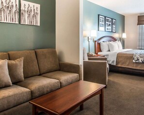 Escritorio, tabla de planchar con plancha, wifi gratis y ropa de cama