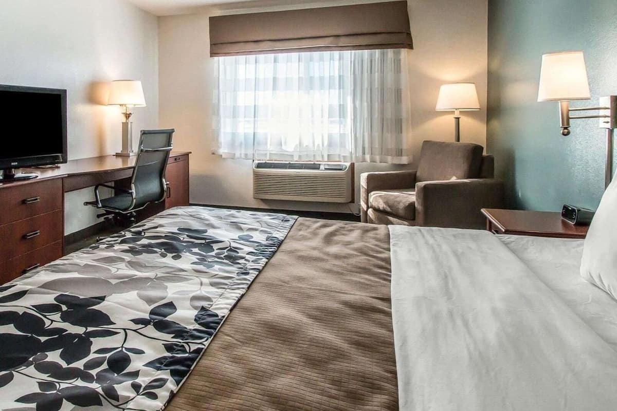 Desk, iron/ironing board, WiFi (free), bed sheets