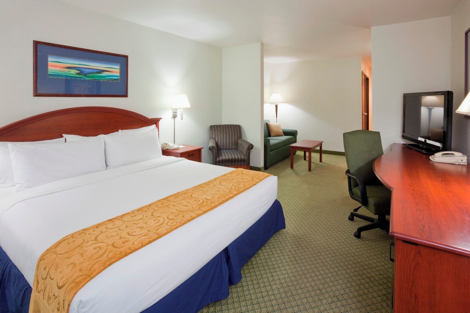 Ropa de cama de alta calidad y caja de seguridad en la habitación 