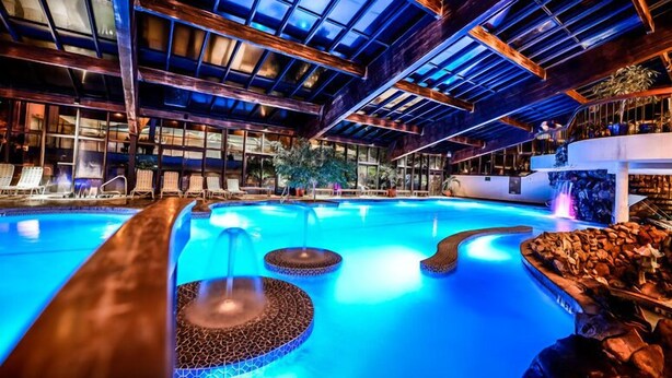 Indoor pool, outdoor pool, pool loungers - Minerals Hotel (Vernon)
