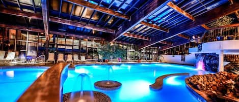 Piscine couverte, piscine extérieure, chaises longues