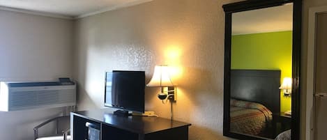 Habitación estándar, 2 camas matrimoniales, para no fumadores | Escritorio, wifi gratis y ropa de cama