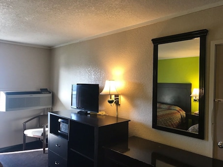 Escritorio, wifi gratis y ropa de cama