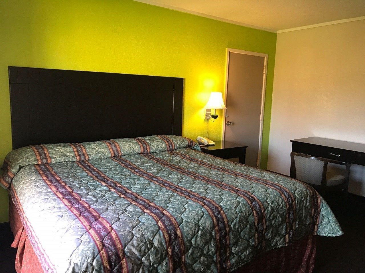 Escritorio, wifi gratis y ropa de cama 
