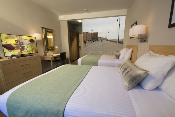 Habitación doble Deluxe, 2 camas matrimoniales, para no fumadores | Caja de seguridad en la habitación y escritorio