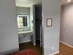 Chambre Standard, 2 grands lits | Salle de bain | Ensemble baignoire-douche, séchoir à cheveux, serviettes fournies