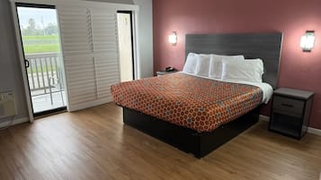 Bàn, màn/rèm cản sáng, bàn ủi/dụng cụ ủi quần áo