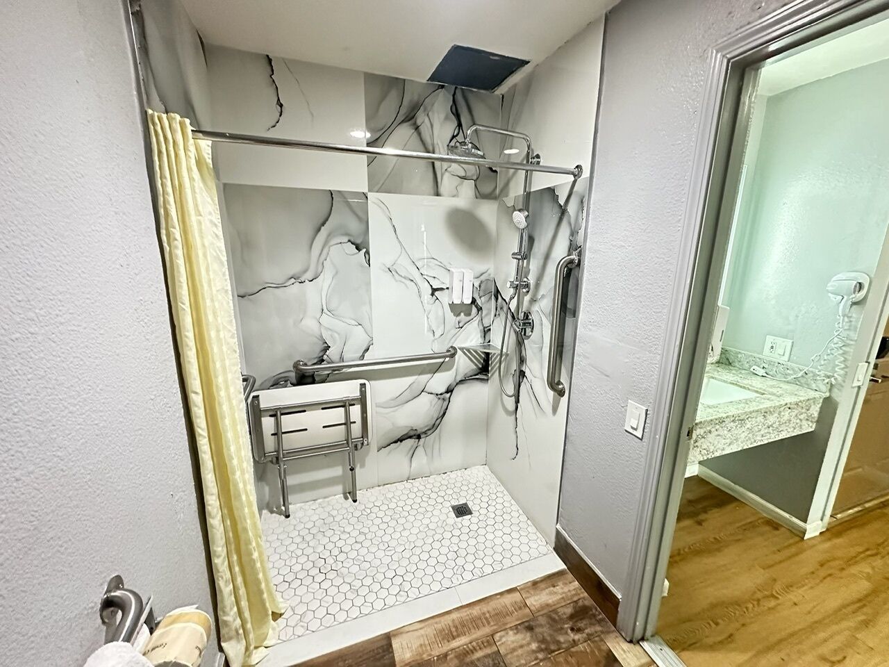 Chambre Simple Standard, 1 très grand lit, accessible aux personnes à mobilité réduite | Salle de bain | Ensemble douche/baignoire, sèche-cheveux, serviettes fournies