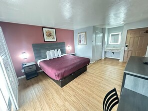 Standard Single Room, 1 King Bed, Accessible, Refrigerator & Microwave | Desk, blackout drapes, iron/ironing board, cribs/infant beds - Ocean Gate Inn (Santa Cruz)